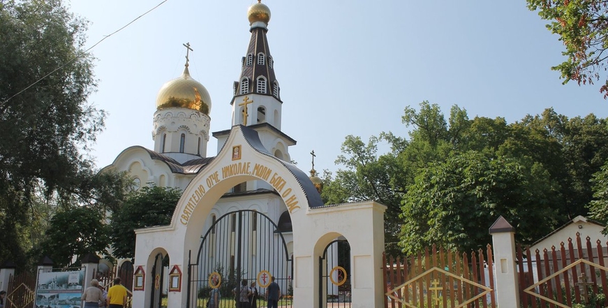 Храм во имя Святителя Николая Чудотворца в Солнечной Поляне