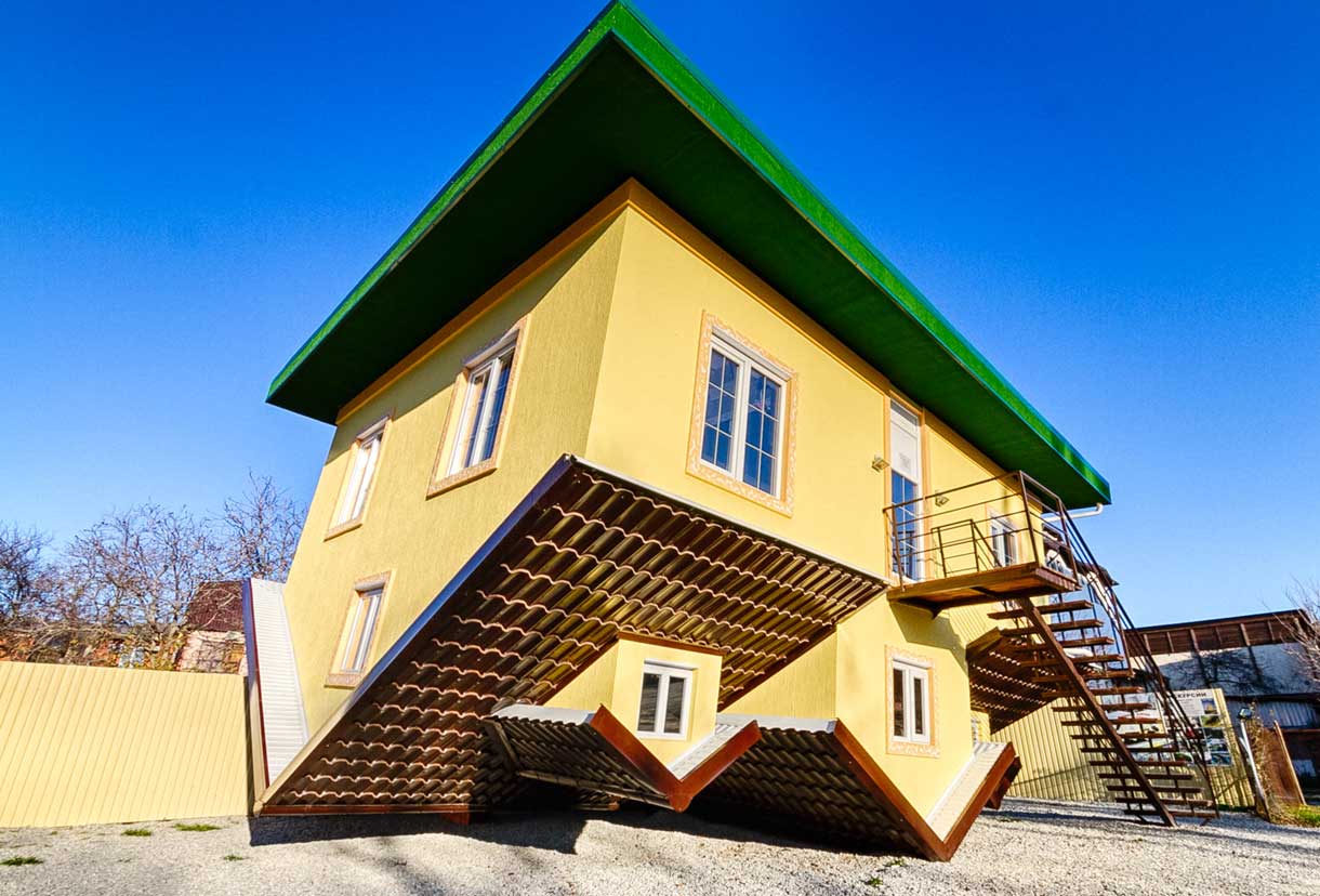  Дом вверх дном в Кабардинке
